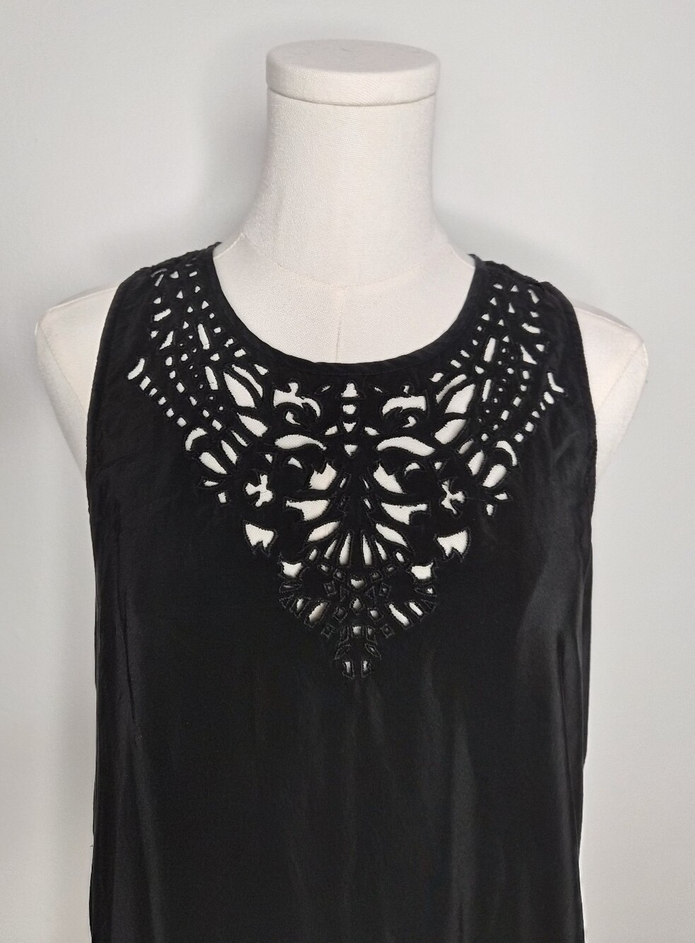Joie Black 100% Silk Laser Cutout Shift Dress Size S - Picture 3 of 6